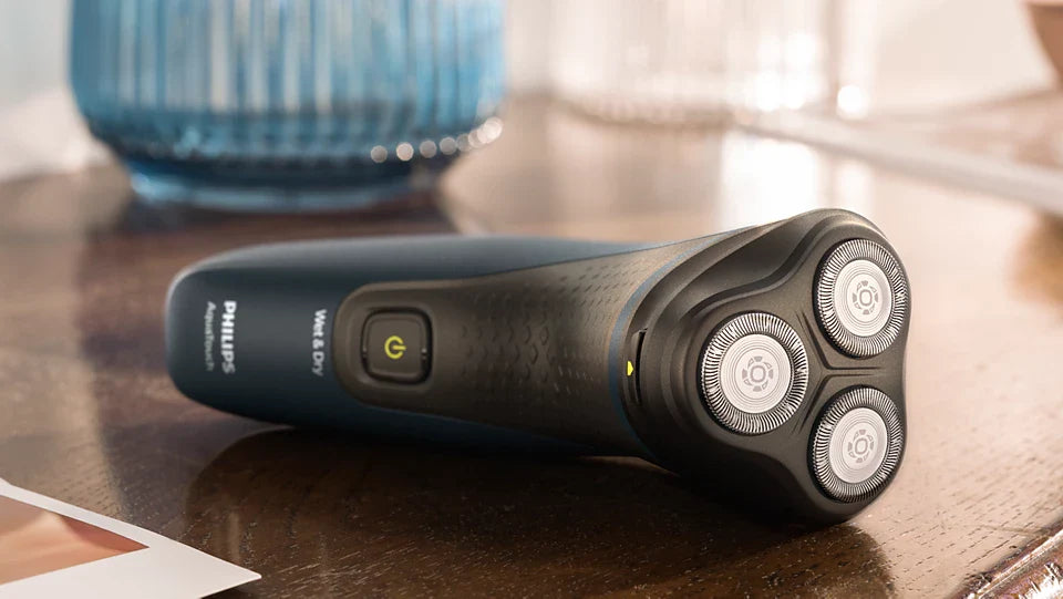 Philips - Shaver series 1000 Wet or Dry electric shaver S1121/40